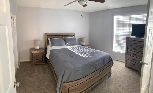 una camera con letto, cassettiera e televisore di Villa near Disney, Orlando a Kissimmee