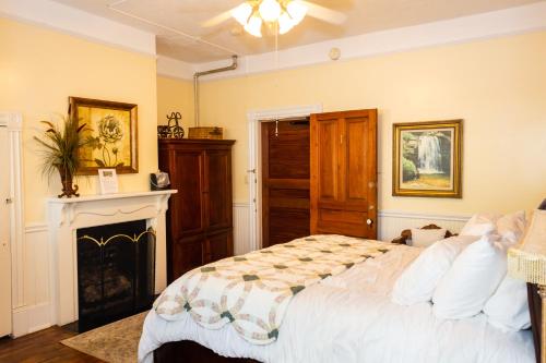 Katil atau katil-katil dalam bilik di The Charleston Inn Hendersonville NC