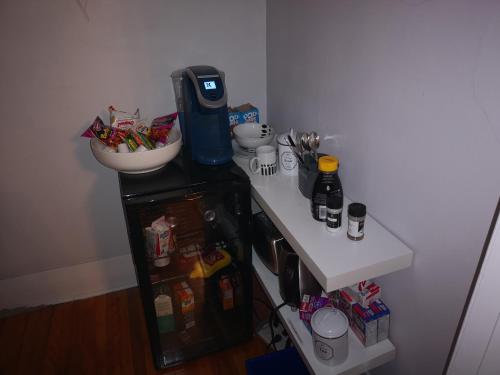 Cuisine ou kitchenette dans l'établissement Room with King Bed in Shared 3 Bedroom Downtown