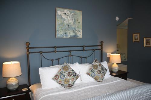 Postel nebo postele na pokoji v ubytování Saltair Inn Waterfront B&B
