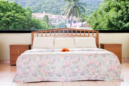 ein Schlafzimmer mit einem großen Bett mit Blumen darauf in der Unterkunft Coral Vista Del Mar in Ixtapa