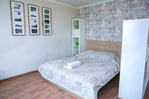 モスクワにあるApartment Na Trekhgornom Valuのベッドルーム1室(ベッド1台付)が備わります。