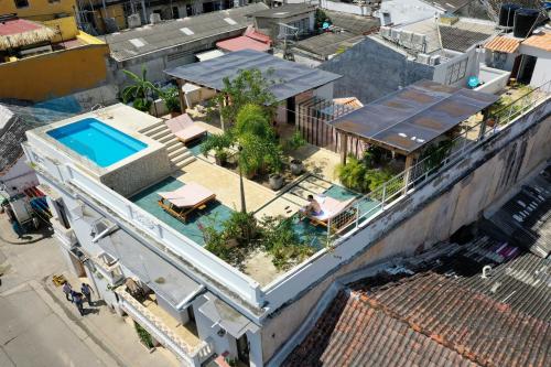 an overhead view of a house with a swimming pool at Soy local insignia in Cartagena de Indias