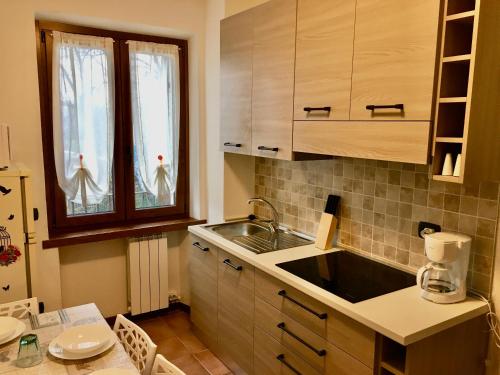 Virtuvė arba virtuvėlė apgyvendinimo įstaigoje Apartment Annarosa