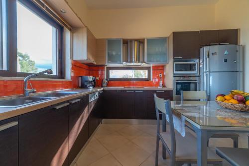 Η κουζίνα ή μικρή κουζίνα στο Deluxe Villa Kamba with Sea View
