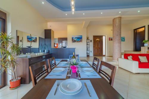 Χώρος καθιστικού στο Deluxe Villa Kamba with Sea View