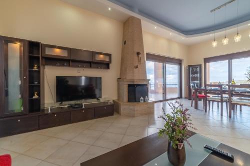 Μια τηλεόραση ή/και κέντρο ψυχαγωγίας στο Deluxe Villa Kamba with Sea View