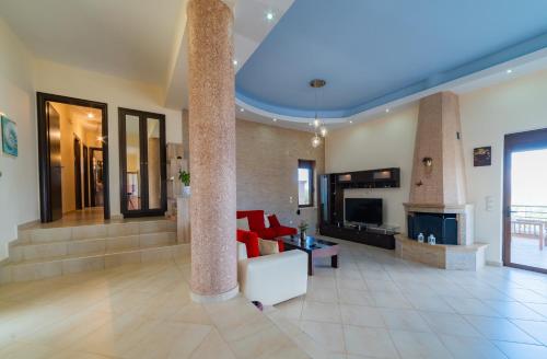 Μια τηλεόραση ή/και κέντρο ψυχαγωγίας στο Deluxe Villa Kamba with Sea View
