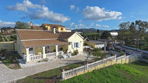 una casa blanca con una valla delante en Maria’s House Arillas Corfu en Arillas