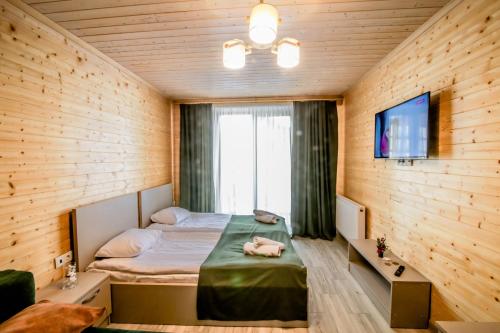 1 dormitorio con 2 camas en una habitación de madera en New Gudauri Rooms, en Gudauri