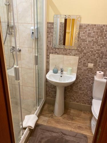 Un baño de City Westa Hotel