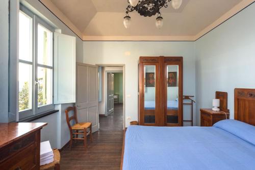 LeiviにあるVilla Magnoliaのベッドルーム1室(ベッド1台、デスク、窓付)