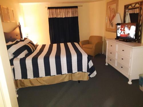 - une chambre avec un lit à rayures noir et blanc et une télévision dans l'établissement Ocean Walk Resort 1709i, à Daytona Beach