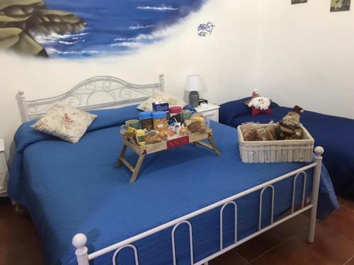 una camera da letto con un letto blu e giocattoli di B&B Ruffo Nel cuore di Napoli a Napoli