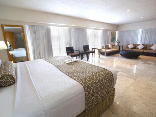 Ένα ή περισσότερα κρεβάτια σε δωμάτιο στο HS HOTSSON Hotel Acapulco