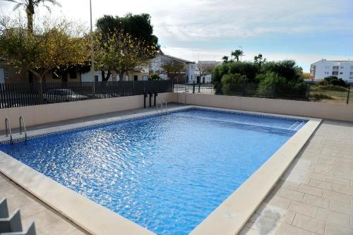 a large blue swimming pool in a yard at APARTAMENTO AMPLIO. VISTAS A LA PLAYA in Puzol