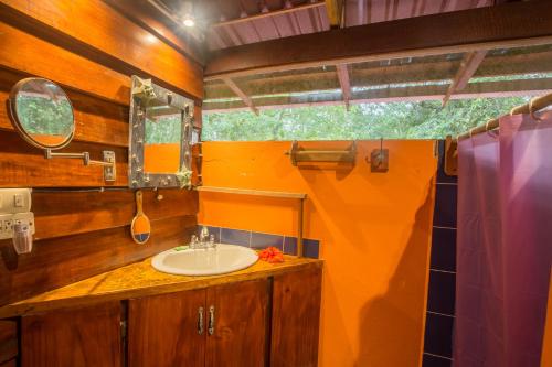 uma casa de banho com um lavatório e um espelho em Casa Matix em Puerto Viejo
