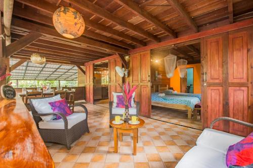ein Wohnzimmer mit einer Couch und einem Bett in der Unterkunft Casa Matix in Puerto Viejo