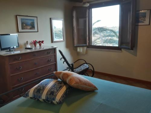 A bed or beds in a room at Casa Del Leone Rosso e Welness a due passi dalla Costa dei Trabocchi