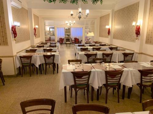 un gran comedor con mesas y sillas. en Hotel La Salle en Mar del Plata