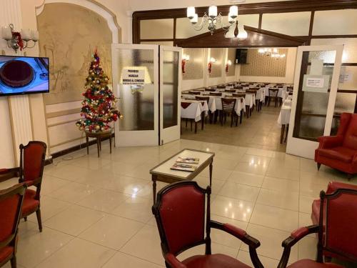 un comedor con un árbol de Navidad en el medio en Hotel La Salle en Mar del Plata