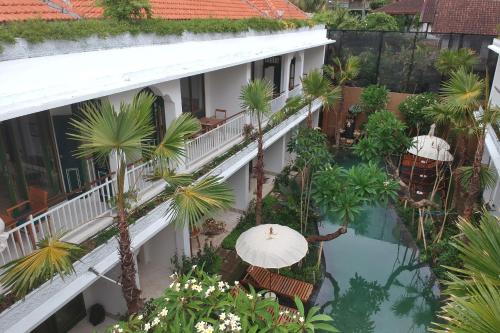 
a garden area with a patio and a balcony at Sabana Ubud in Ubud
