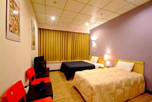 高雄市にある空中城都會商旅のベッド、デスク、椅子が備わるホテルルームです。