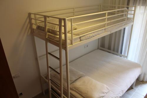 リョレート・デ・マルにあるALOHA Appartmentの二段ベッドが備わるドミトリールームのベッド1台分です。