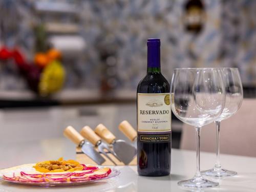 una bottiglia di vino e un bicchiere su un tavolo di Apartamento com 2 Quartos em Alto de Pinheiros a San Paolo