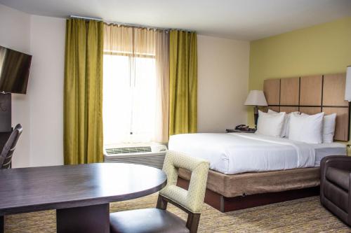 Foto dalla galleria di Candlewood Suites Overland Park W 135th St, an IHG Hotel a Overland Park