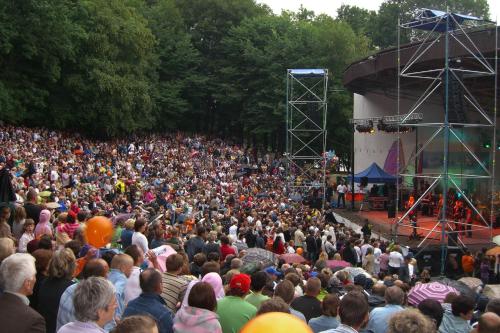 a large crowd of people standing in front of a concert at Dom Wczasowy Pięciu Pomostów in Czaplinek