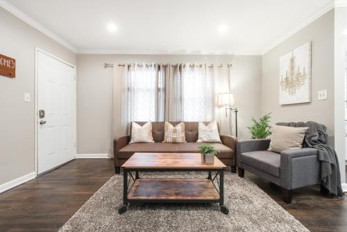 Posezení v ubytování Stylish OneBedroom in Popular Virginia Highland