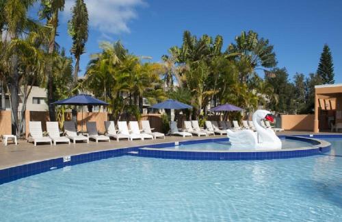 una piscina con un cisne en un complejo en RIVERVIEW HOLIDAY APARTMENTS Formerly Kalbarri Beach Resort en Kalbarri