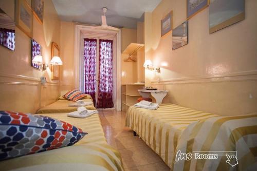 Giường trong phòng chung tại Hostal La Fontana