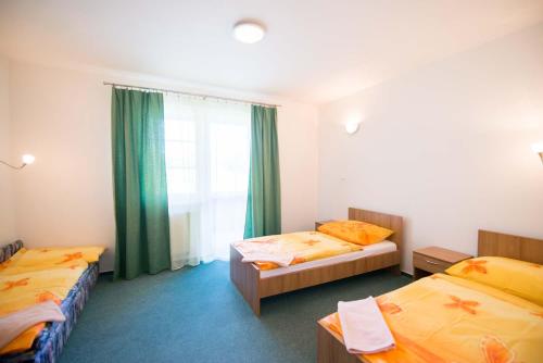 um quarto com duas camas e uma janela em Penzión Krahule em Kremnica