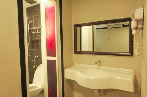 HOTEL PREMIUM tesisinde bir banyo