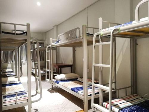Łóżko lub łóżka piętrowe w pokoju w obiekcie Central Vienna Hotel