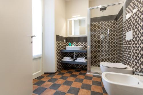 y baño con aseo y lavamanos. en Aqualago casa vacanze - apartament B, en Verbania