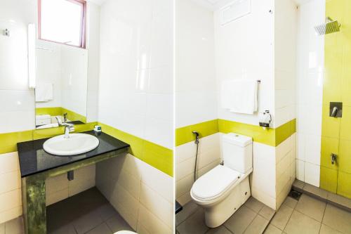ein Bad mit einem WC und einem Waschbecken in der Unterkunft Saninro Hotel - Ragama in Ragama