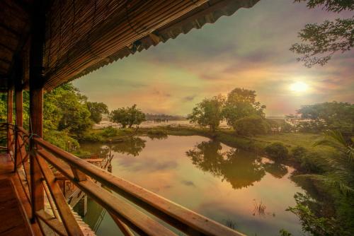 a view of a river from a balcony at Kingfisher Ecolodge in Ban Kian-Ngông