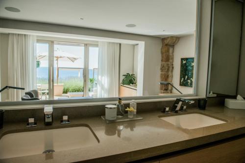 baño con 2 lavabos y espejo grande en Compass House Boutique Hotel - Adults Only en Ciudad del Cabo