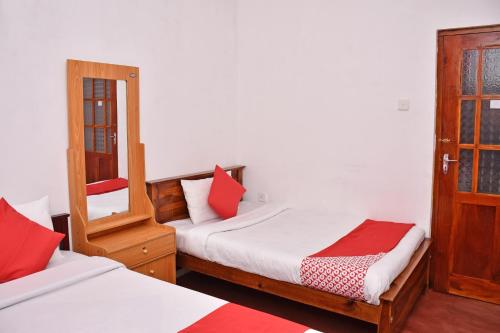 En eller flere senge i et værelse på Roshan Guest House
