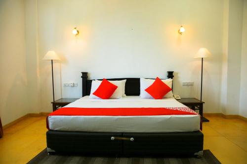 Una cama o camas en una habitación de Glenloch Tea Factory Hotel