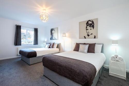 Giường trong phòng chung tại Ultra Urban Belfast Corporate Apartments