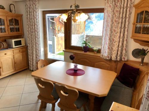 een keuken met een houten tafel en een raam bij Apart Edelweiss in Hippach