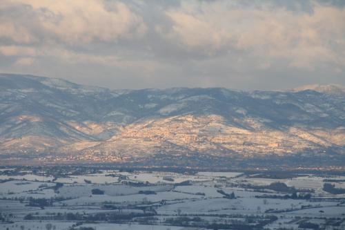 an aerial view of a mountain range with a lake at Meublé il Riccio in Montepulciano