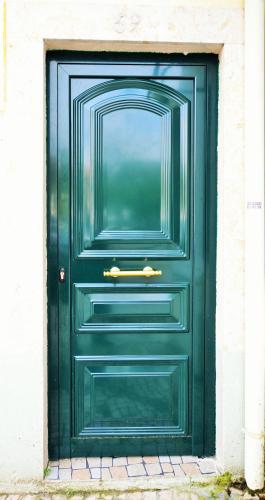 a green door with a gold handle on it at Suites & Apartments - DP Setubal in Setúbal