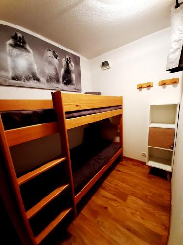 Uma ou mais camas em beliche em um quarto em Agence Des Orres - Les Chalets de Bois Méan - T2 - BME02