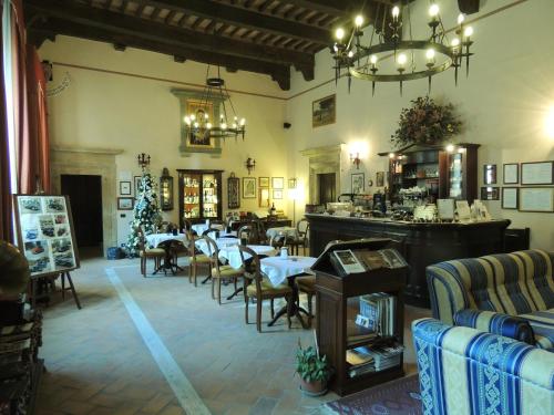 a restaurant with tables and chairs in a room at Meublé il Riccio in Montepulciano