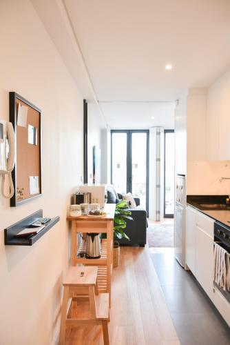 Comfortable&Central w/balcony-9 min walk Trindade